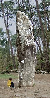 Prehistoria - obrazy - 170px-Carnac_Geant_du_Manio.Menhir w Carnac w Bretanii Francja.jpg